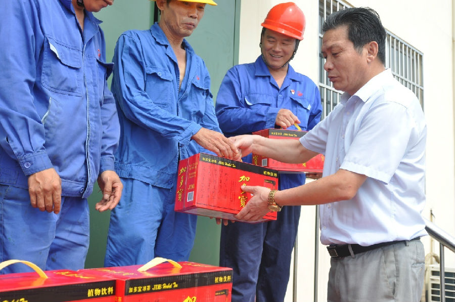 暑熱送清涼，甘泉暖人心